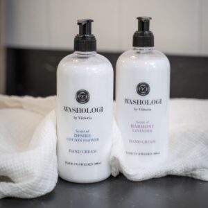 Washologi handkräm Desire och Harmony 500 ml på handduk i badrumsmiljö