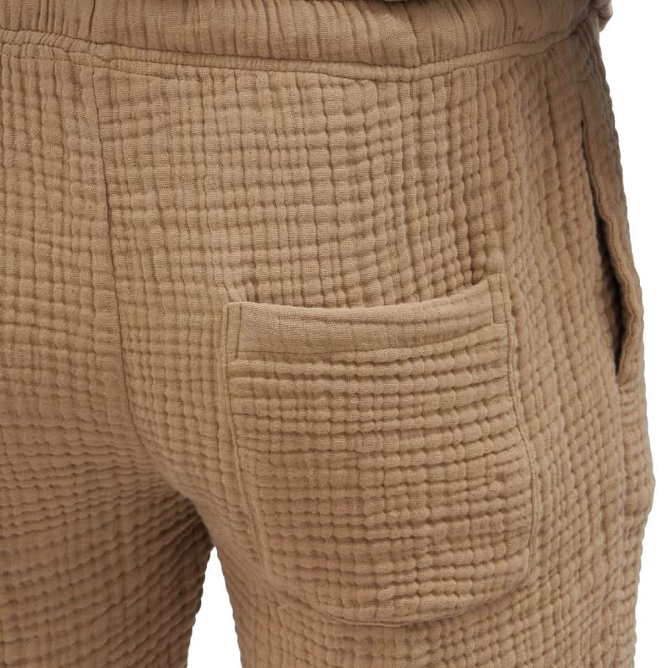 Detalj av shorts på Pyjamas NICOLA nougat i 100% bomullsmuslin med bakficka och strukturerat tyg