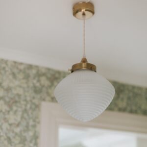 Taklampa Alfred i mässing med frostat glas hängande i hall