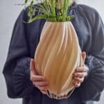 Kanji vas i glas i naturton från Bloomingville med gröna kvistar