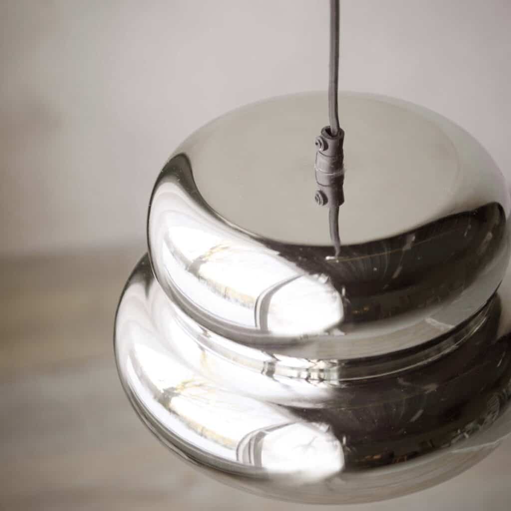 Närbild på taklampa PADOVA i krom med rund design