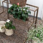 Blomhylla Valeria med växter och krukor i trädgård