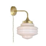 Vägglampa Valter i mässing med räfflad kupa i opalglas i beige ton