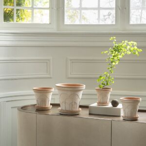 Bergs Potter Fleur krukor med fat i rosa terrakotta på fönsterbänk