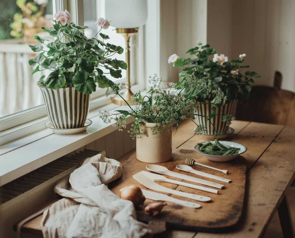 Så skapar du sommarkänsla hemma med krukor, lampor och lantliga detaljer