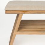 Offwhite sittdyna och teakram på bänk Djia