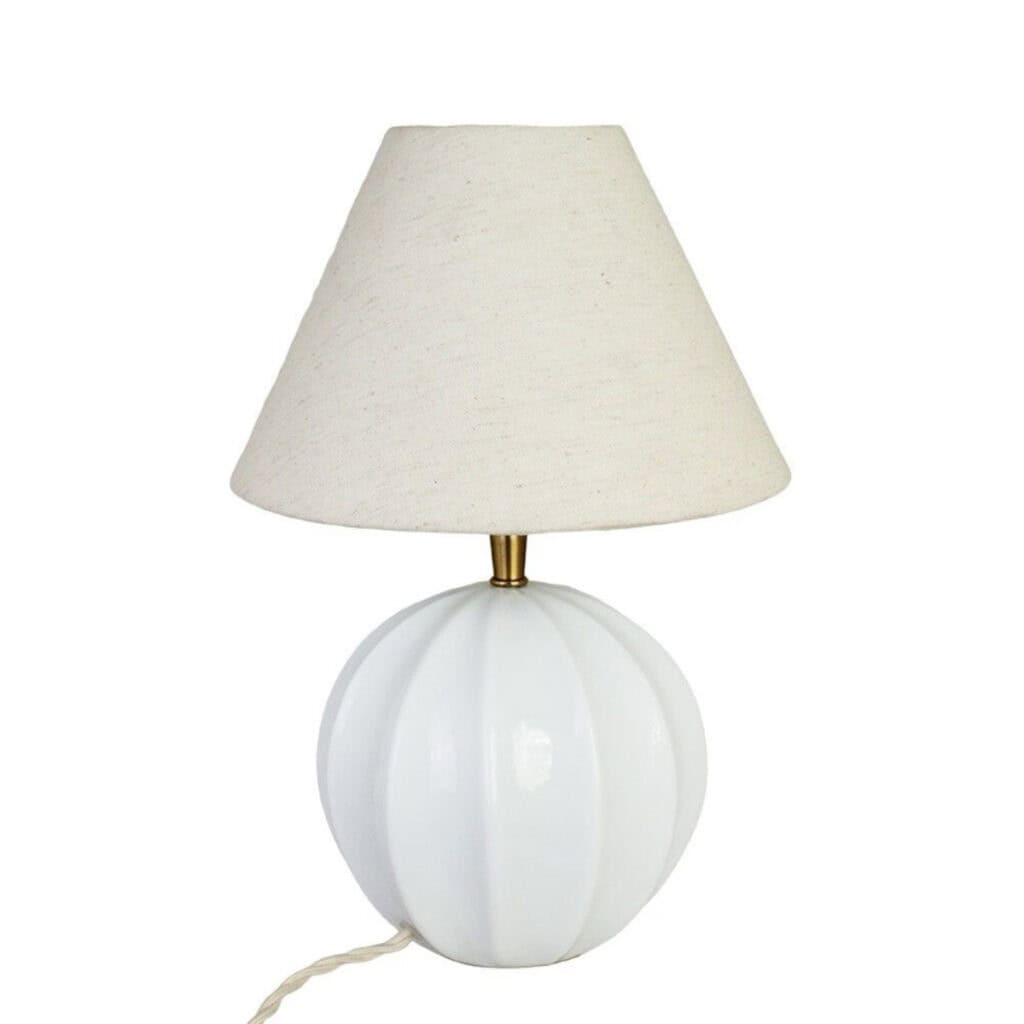 Lampfot Marit i vitt opalglas med beige lampskärm, släckt