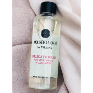 Skonsamt tvättmedel för ull, siden och kashmir 100 ml på mjuk textil.