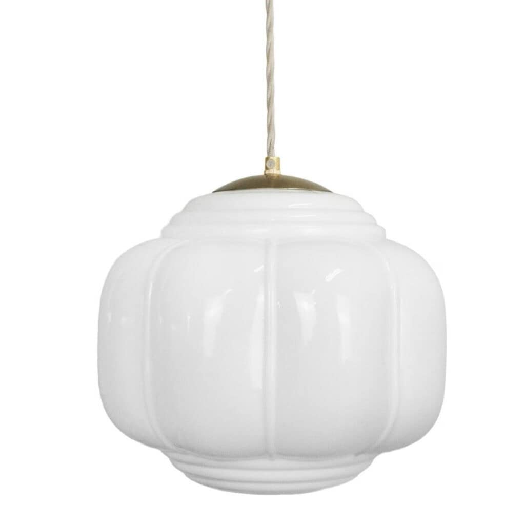 Taklampa Vincent i vitt opalglas med mässingsdetalj och beige textilsladd, Ø27 cm.