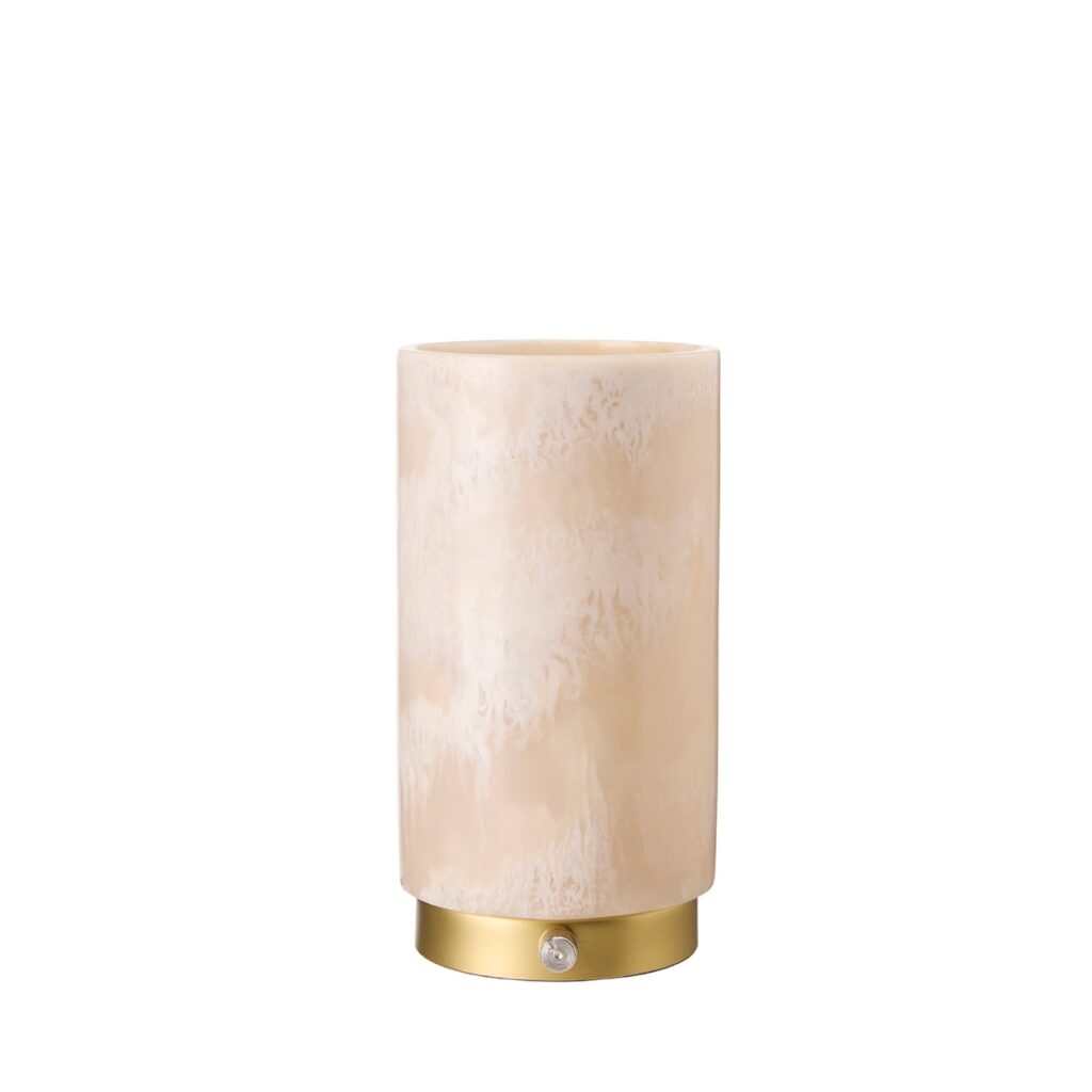 Bordslampa Perugia i offwhite med mässingsfärgad fot, 25 cm hög